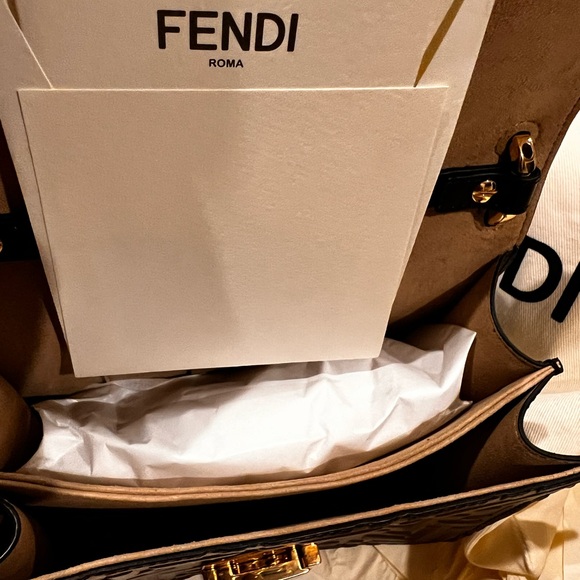 Brand New Fendi Kan U Small/Medium sized Chain Shoulder/Crossbody/Tote Bag - Picture 8 of 9